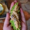 Szpilka do włosów z rzeźbą ślimaka bananowego na liściu (Unique Fantasy Objects)