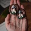 Kolczyki z rzeźbą grzyba czernidłak i łańcuszkami (Unique Fantasy Objects)