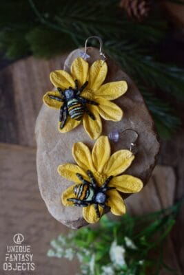 Kolczyki z tygrzykiem paskowanym na żółtym kwiatku (Unique Fantasy Objects)