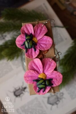 Kolczyki z żukiem kruszyca złotawka na różowym kwiatku (Unique Fantasy Objects)