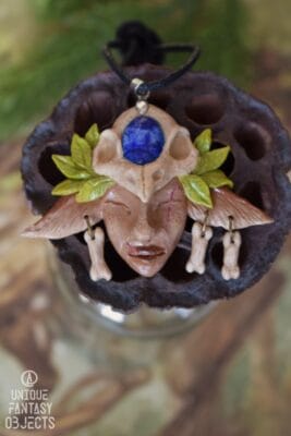 Naszyjnik z duszkiem wojownikiem i lapis lazuli (Unique Fantasy Objects)