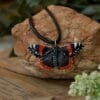 Naszyjnik z rzeźbą motyla rusałka admirał Naszyjnik z rzeźbą motyla rusałka admirał (Unique Fantasy Objects)