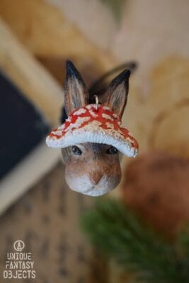 Naszyjnik z zającem w kapeluszu muchomora (Unique Fantasy Objects)