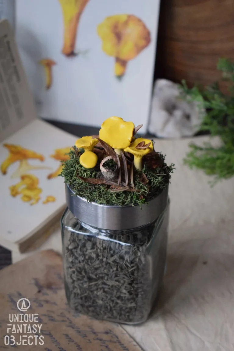 Słoiczek na zioła ozdobiony kurkami (Unique Fantasy Objects)