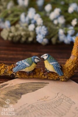 Małe kolczyki z rzeźbą modraszki zwyczajnej (Unique Fantasy Objects)