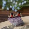 Małe kolczyki z motylem niedźwiedziówka hebe (Unique Fantasy Objects)