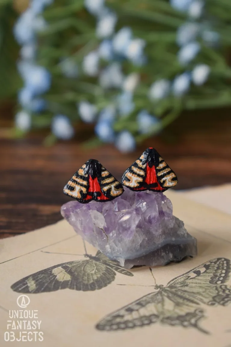 Małe kolczyki z motylem niedźwiedziówka hebe (Unique Fantasy Objects)
