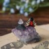 Małe kolczyki z motylem niedźwiedziówka hebe (Unique Fantasy Objects)