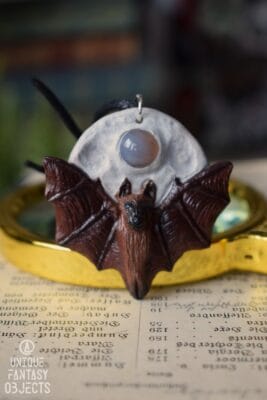 Naszyjnik z nietoperzem i agatem szarym (Unique Fantasy Objects)