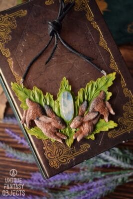Naszyjnik z zającami i kamieniem księżycowym (Unique Fantasy Objects)