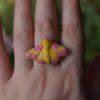 Regulowany pierścionek z różową ćmą klonową (Unique Fantasy Objects)