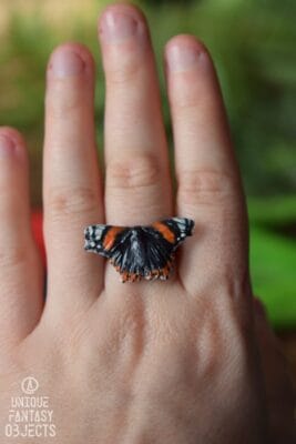 Regulowany pierścionek z rzeźbą motyla rusałka admirał (Unique Fantasy Objects)