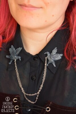 Przypinka do kołnierzyka z krukiem (Unique Fantasy Objects)