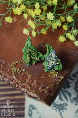 Przypinki do kołnierzyka z paź królowej i gąsienicą (Unique Fantasy Objects)