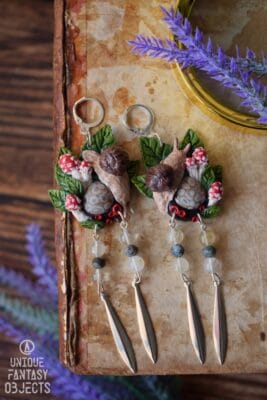 Kolczyki z rzeźbą winniczka, skamieliną i koralikami (Unique Fantasy Objects)