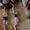 Kolczyki z rzeźbą winniczka, skamieliną i koralikami (Unique Fantasy Objects)