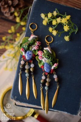 Kolczyki z żabą jeziorkową, lapis lazuli i koralikami (Unique Fantasy Objects)