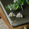 Małe kolczyki z rzeźbą szewnicy miętówki (Unique Fantasy Objects)