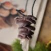 Naszyjnik z rzeźbą boczniaków i kryształem górskim Naszyjnik z rzeźbą boczniaków i kryształem górskim (Unique Fantasy Objects)