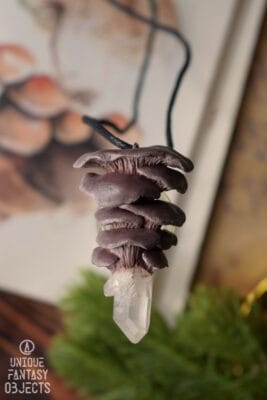 Naszyjnik z rzeźbą boczniaków i kryształem górskim (Unique Fantasy Objects)