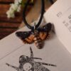 Naszyjnik z rzeźbą ćmy zmierzchnica trupia główka (Unique Fantasy Objects)