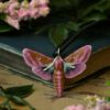 Naszyjnik z rzeźbą ćmy zmrocznik gładysz (Unique Fantasy Objects)
