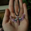 Naszyjnik z rzeźbą ćmy zmrocznik gładysz (Unique Fantasy Objects)