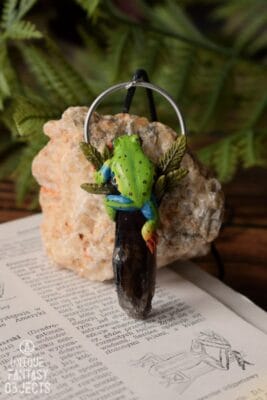 Naszyjnik z rzeźbą chwytnicy kolorowej i kwarcem (Unique Fantasy Objects)