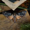 Spinka do włosów z rzeźbą ćmy zmierzchnica trupia główka (Unique Fantasy Objects)