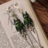 Kolczyki z rzeźbą żuka kruszczyca złotawka i łańcuszkami (Unique Fantasy Objects)