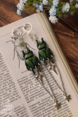 Kolczyki z rzeźbą żuka kruszczyca złotawka i łańcuszkami (Unique Fantasy Objects)