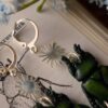 Kolczyki z rzeźbą żuka kruszczyca złotawka i łańcuszkami (Unique Fantasy Objects)