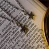 Kolczyki z rzeźbą żuka kruszczyca złotawka i łańcuszkami (Unique Fantasy Objects)