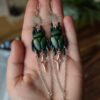 Kolczyki z rzeźbą żuka kruszczyca złotawka i łańcuszkami (Unique Fantasy Objects)