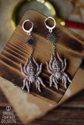 Kolczyki z rzeźbą krzyżaka ogrodowego i łańcuszkami (Unique Fantasy Objects)