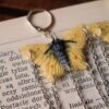 Kolczyki z rzeźbą motyla latolistek cytrynek i łańcuszkami (Unique Fantasy Objects)