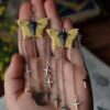 Kolczyki z rzeźbą motyla latolistek cytrynek i łańcuszkami (Unique Fantasy Objects)