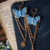 Kolczyki z rzeźbą motyla modraszek adonis i łańcuszkami (Unique Fantasy Objects)