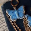 Kolczyki z rzeźbą motyla modraszek adonis i łańcuszkami (Unique Fantasy Objects)