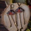 Kolczyki z rzeźbą motyla niedźwiedziówka kaja i łańcuszkami (Unique Fantasy Objects)