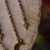 Kolczyki z rzeźbą motyla niedźwiedziówka kaja i łańcuszkami (Unique Fantasy Objects)