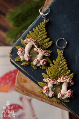Kolczyki z muchomorami, paprocią i kryształem górskim (Unique Fantasy Objects)