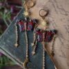 Kolczyki z rzeźbą motyla rusałka pawik i łańcuszkami (Unique Fantasy Objects)