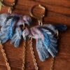 Kolczyki z rzeźbą sójki i łańcuszkami (Unique Fantasy Objects)