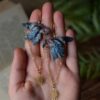 Kolczyki z rzeźbą sójki i łańcuszkami (Unique Fantasy Objects)
