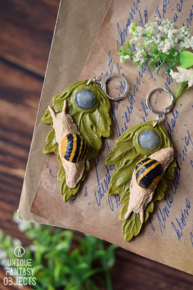 Kolczyki z rzeźbą wstężyka gajowego i labradorytem (Unique Fantasy Objects)