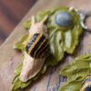 Kolczyki z rzeźbą wstężyka gajowego i labradorytem (Unique Fantasy Objects)