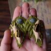Kolczyki z rzeźbą wstężyka gajowego i labradorytem (Unique Fantasy Objects)