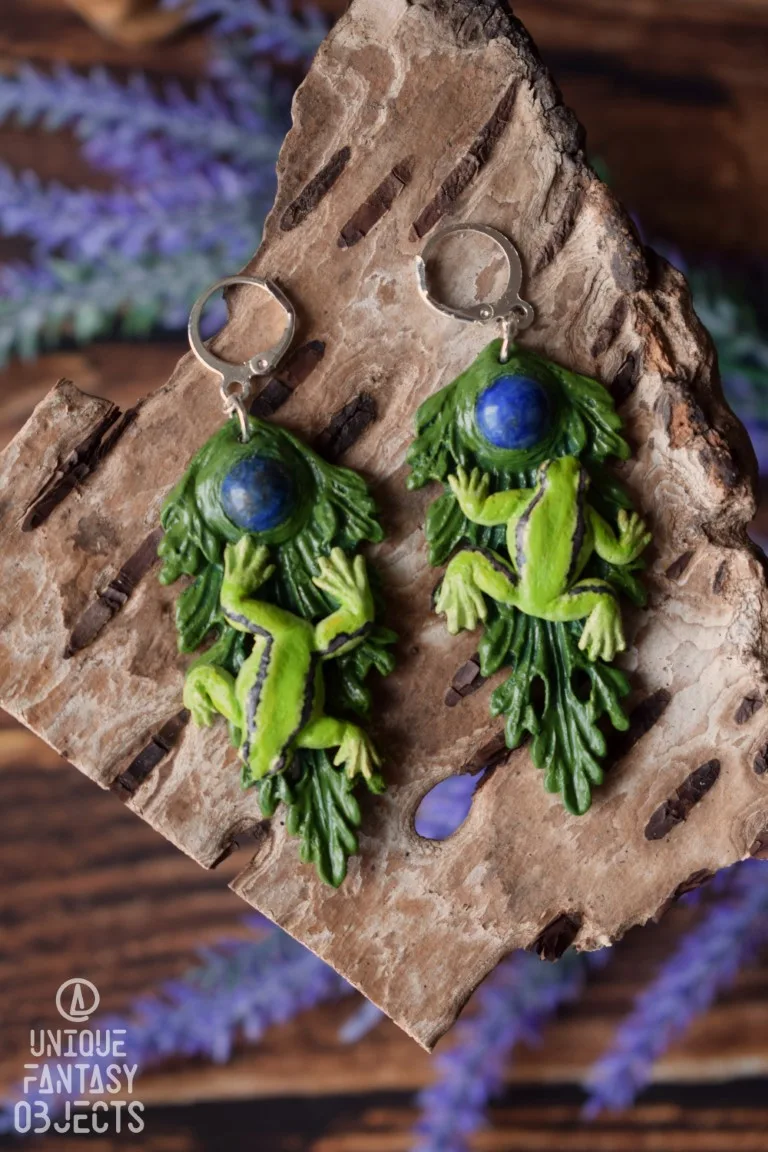 Kolczyki z rzekotką drzewną i lapis lazuli Kolczyki z rzekotką drzewną i lapis lazuli (Unique Fantasy Objects)