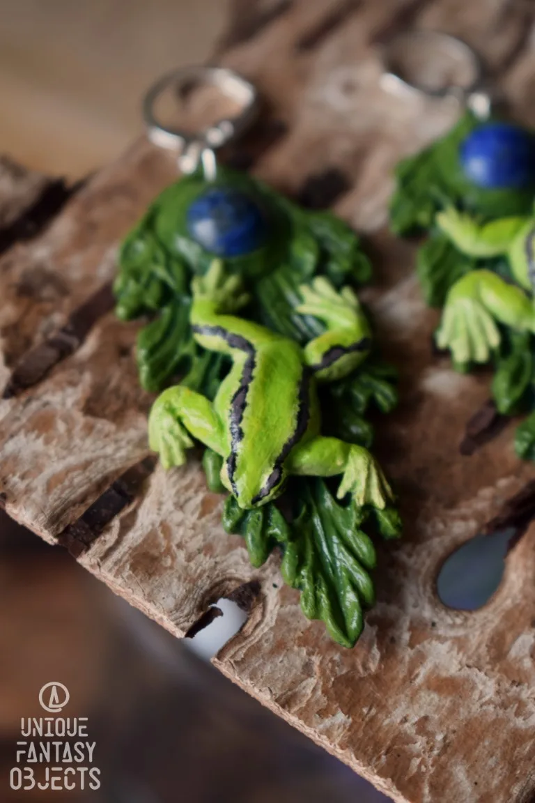 Kolczyki z rzekotką drzewną i lapis lazuli Kolczyki z rzekotką drzewną i lapis lazuli (Unique Fantasy Objects)